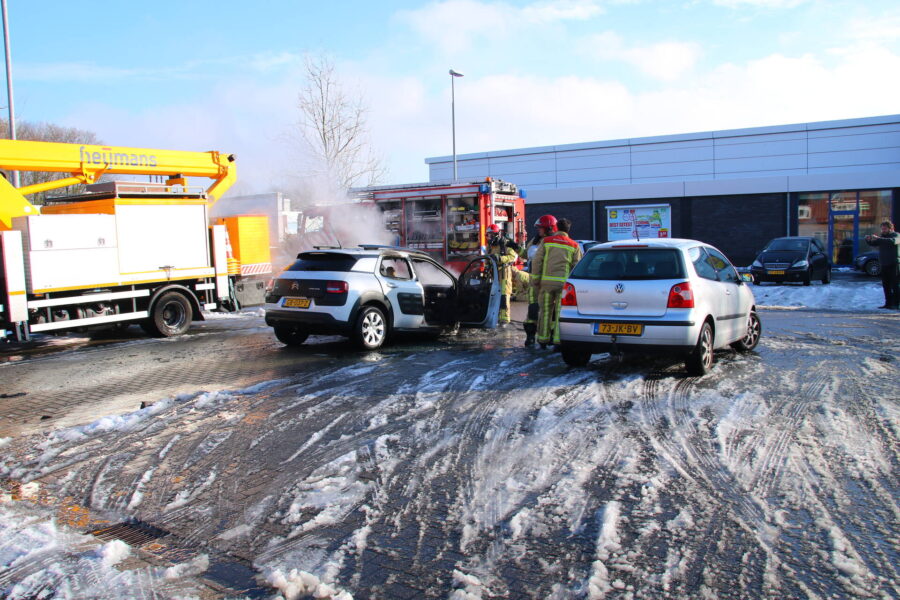 Auto uitgebrand op parkeerplaats Lidl Eindhoven