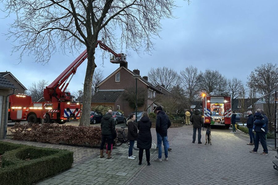 Brandweer veegt schoorsteen na brand bij woning in Gemert