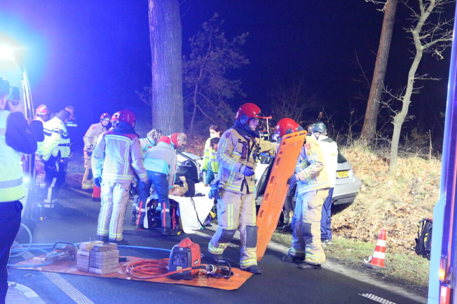 Gewonde en flinke schade na botsing tegen boom Valkenswaard