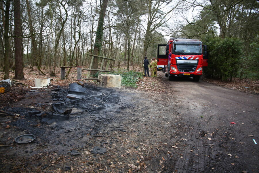Brandweer blust brand in bosgebied Heeze