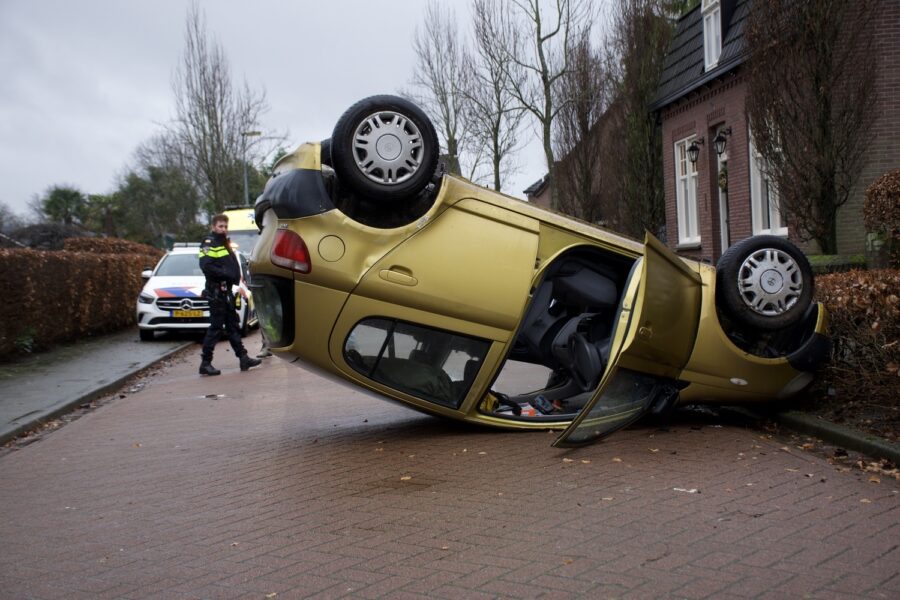 Auto raakt paaltje en belandt ondersteboven op de weg in Veldhoven