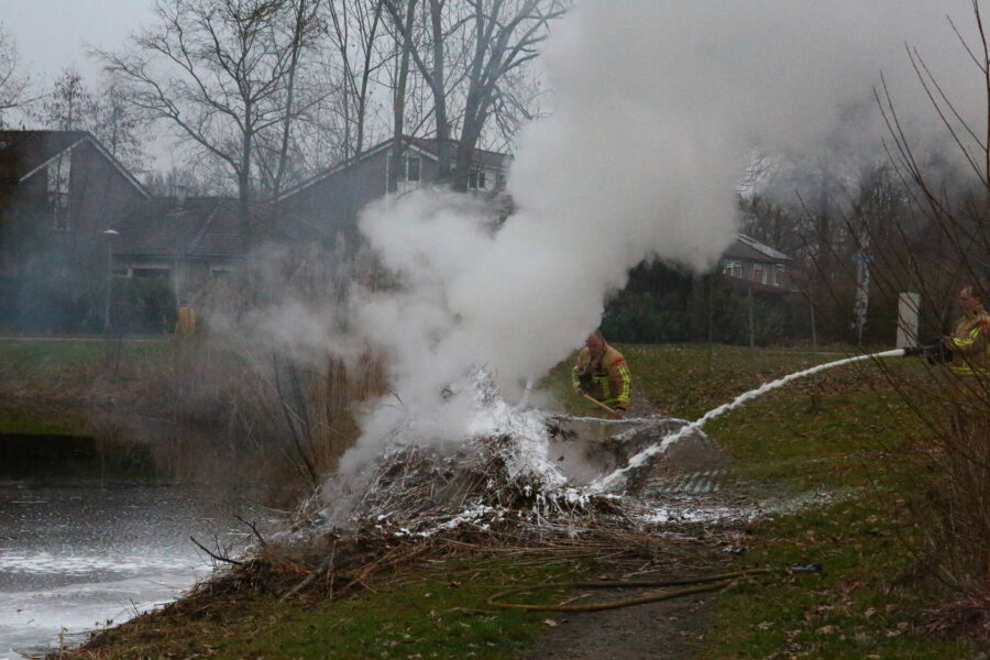 Brand in berg hooi in Nuenen geblust door brandweer