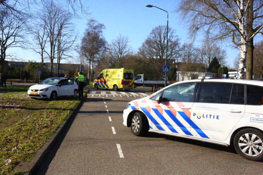 Fietser in Nuenen belandt op voorruit van auto