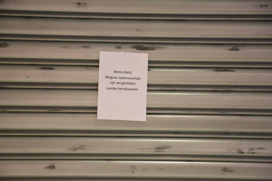 Hoofdleiding gesprongen in Jumbo supermarkt Nuenen
