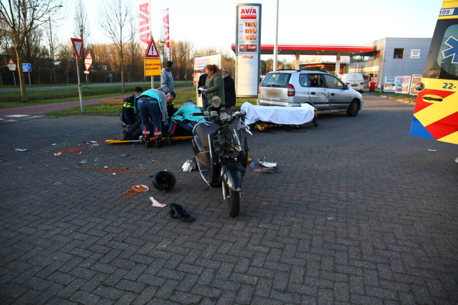 Scooterrijder en automobilist met elkaar in botsing in Nuenen