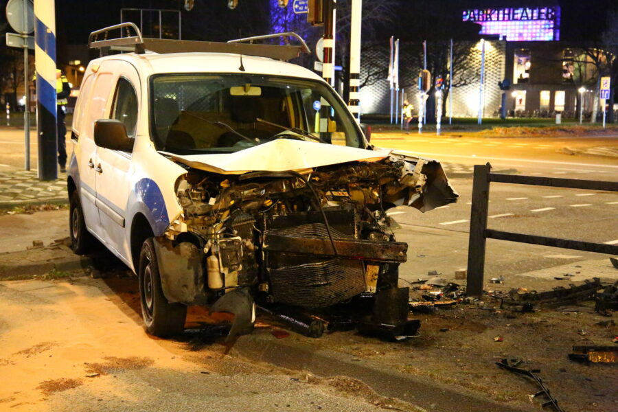 Bestelbussen botsen met elkaar in Eindhoven; veel schade