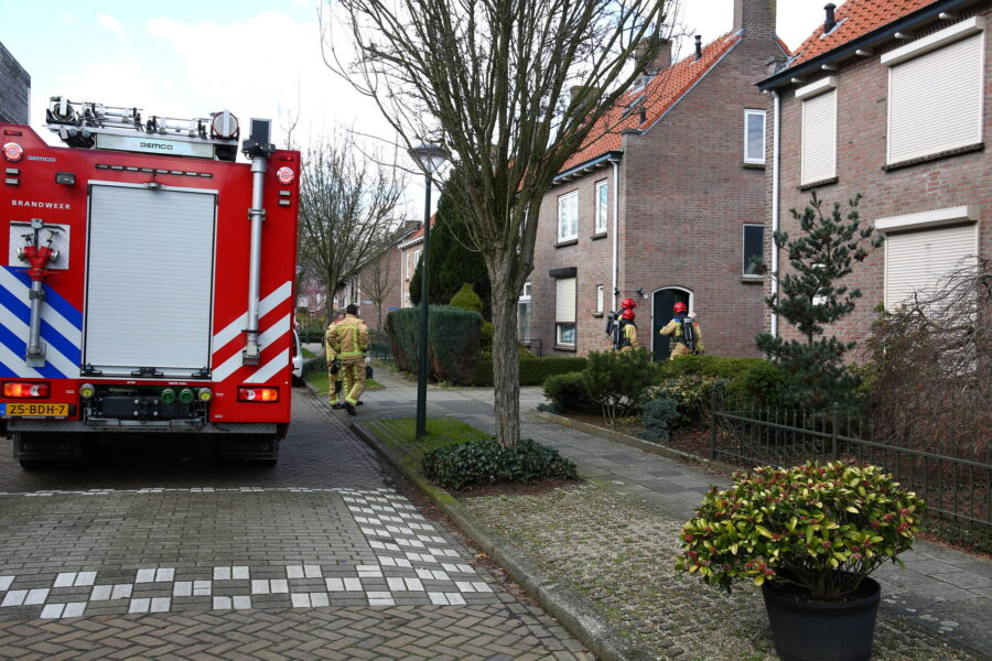 Brandweer en monteurs doen onderzoek naar gaslek in woning Geldrop