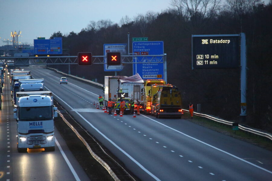 Vrachtwagen verliest slachtafval na ongeval, snelweg afgesloten