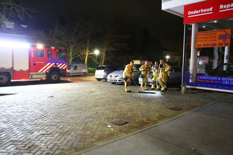 Brandweer in Geldrop spoelt riool na brandstof lucht