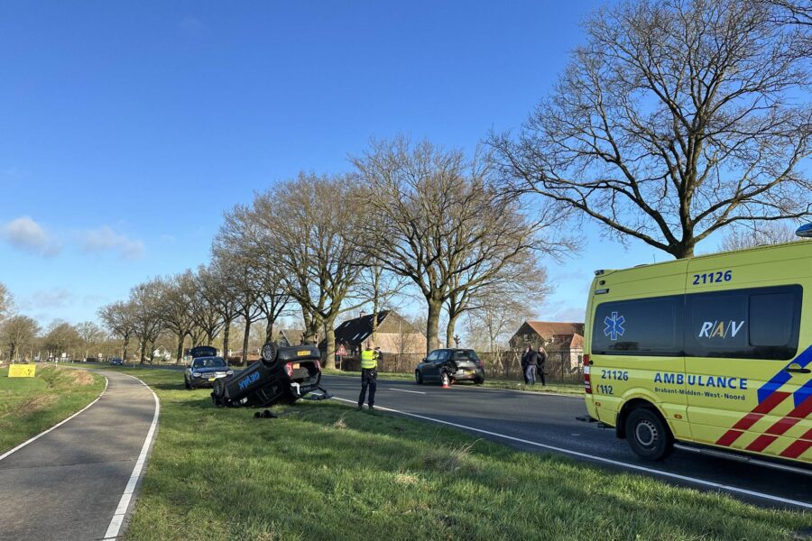 Auto belandt op de kop na aanrijding, cilinder lachgas ontdekt