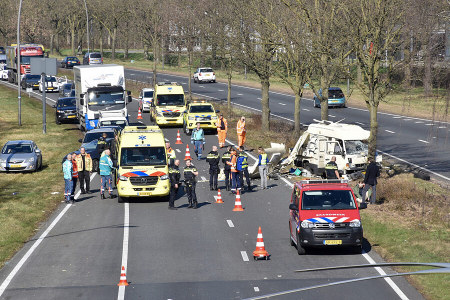 Ernstig ongeval met camper in Eindhoven; kettingbotsing met 9 voertuigen in file