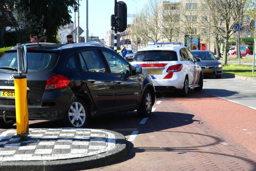 Achterwiel van auto breekt af bij botsing in Eindhoven