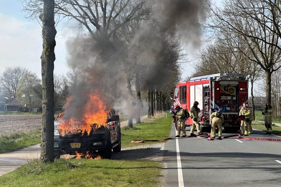 Pickup truck vliegt onder het rijden in brand