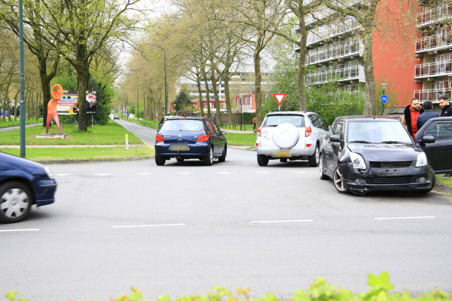 Twee auto’s met elkaar in botsing op kruising in Geldrop