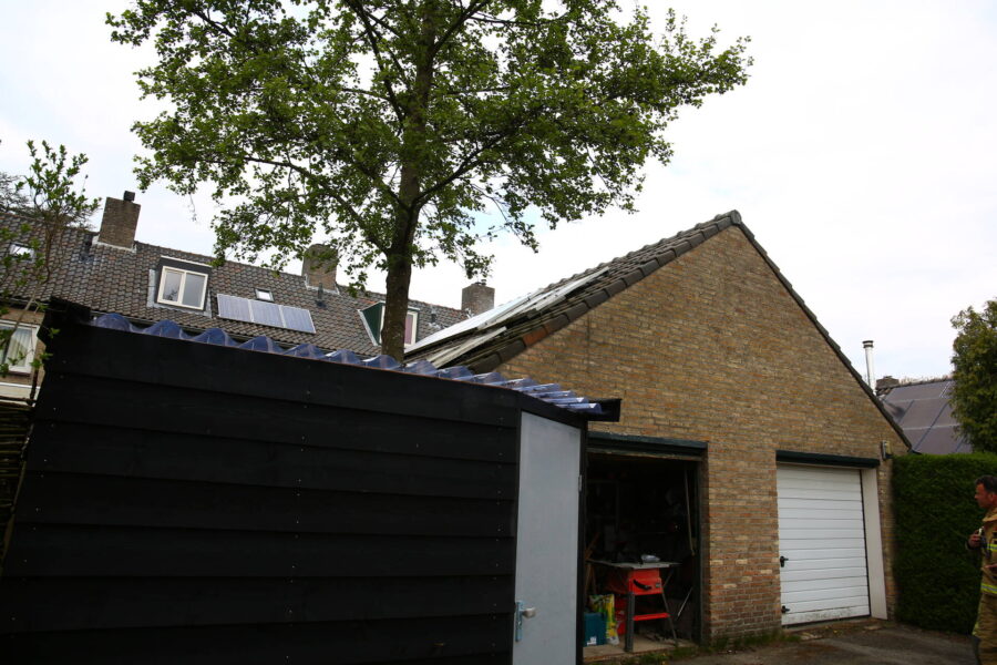 Kortsluiting zonnepanelen op dak van schuur in Geldrop zorgt voor brand