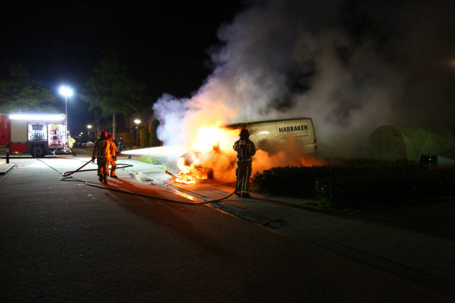 Bestelbus in Geldrop verwoest door brand