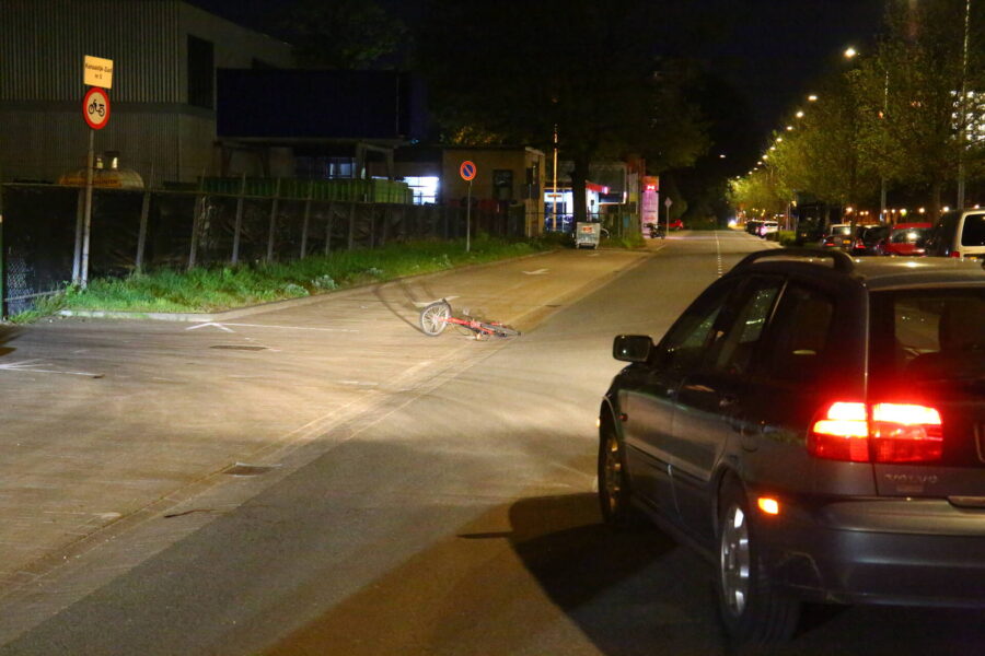 Overstekende fietser geschept door auto op de Kanaaldijk-Noord in Eindhoven