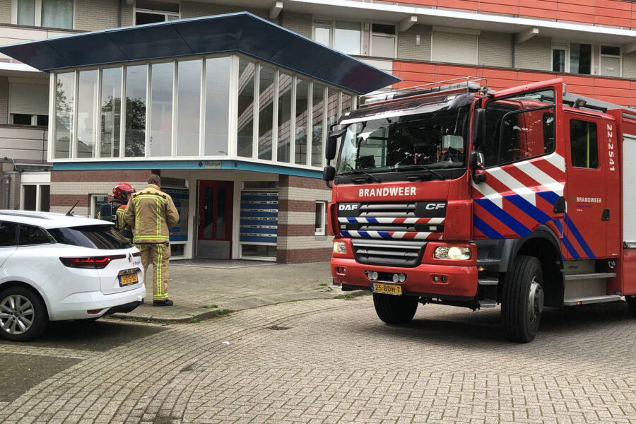 Brandweer doet onderzoek naar gaslekkage in flatgebouw Geldrop