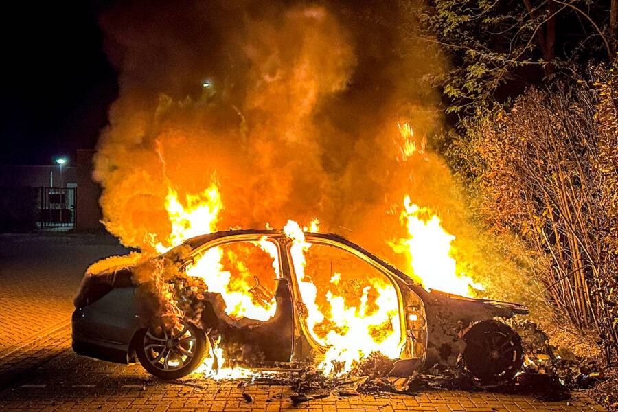Auto in brand in Gemert, explosie tijdens het blussen