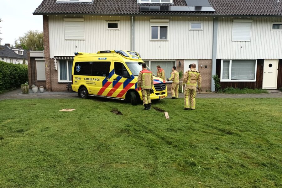 Ambulance rijdt zich vast op grasveld voor woning in Geldrop