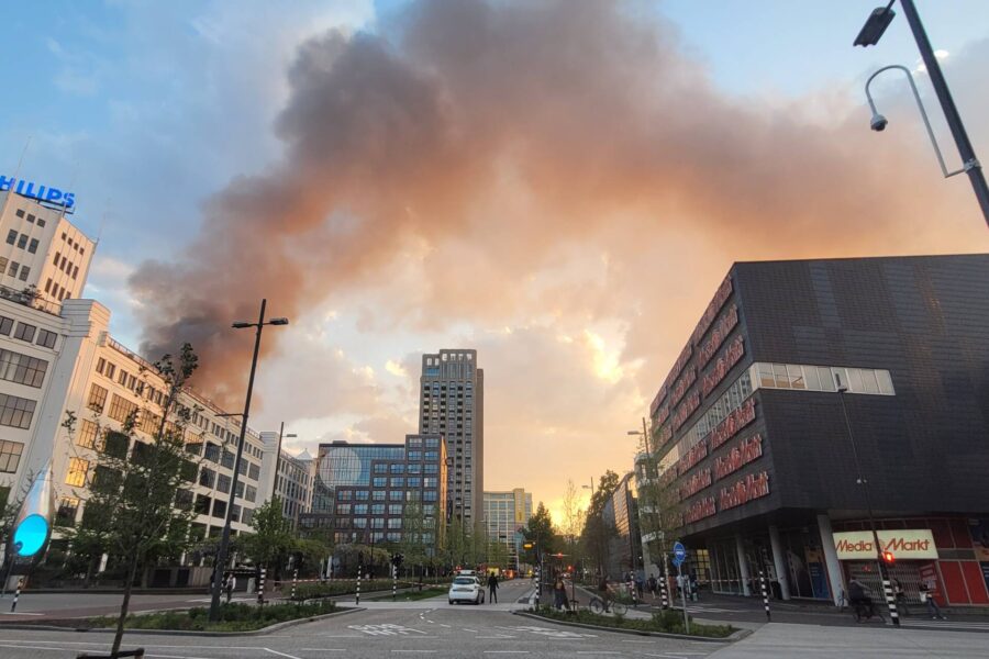Grote brand in leegstaande loods aan de Lichtstraat in Eindhoven