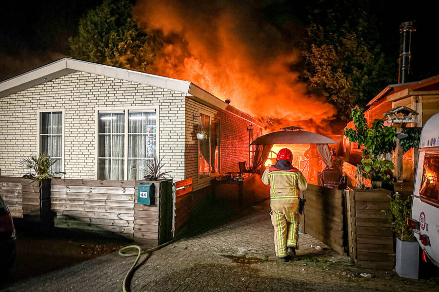 Felle brand verwoest woonwagen Gemert, omwonenden hoorden harde knal
