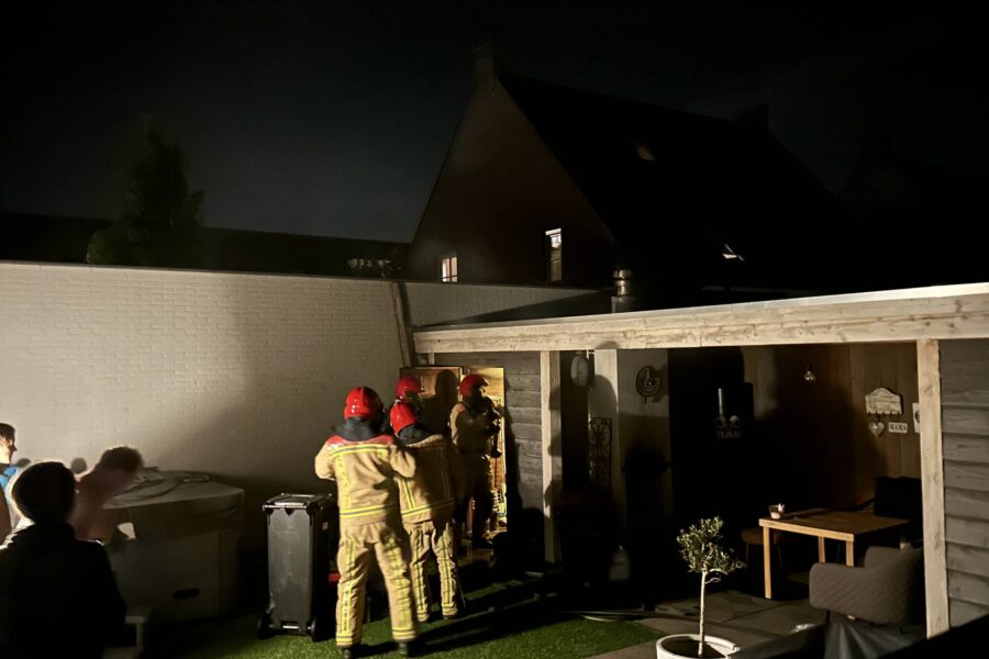 Brandweer blust schuurbrand aan de Teutonenhof in Gemert