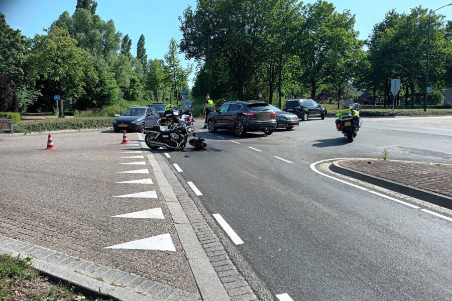 Motorrijder gewond bij botsing met auto op kruising in Nuenen