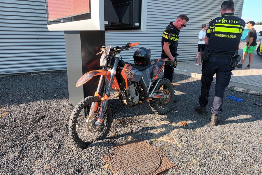 Auto en crossmotor met elkaar in botsing in Nuenen