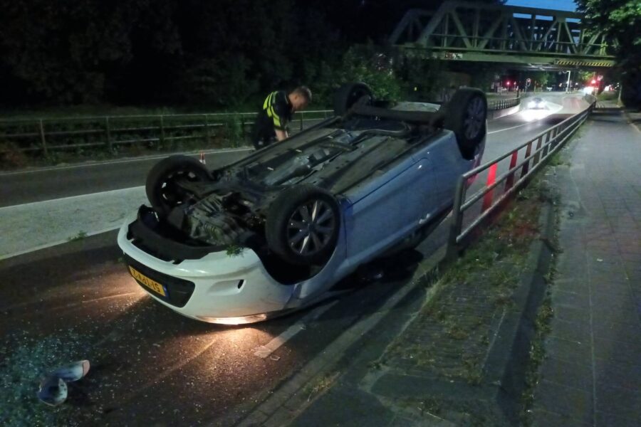 Beschonken automobilist belandt op de kop na aanrijding tegen lantaarnpaal in Geldrop
