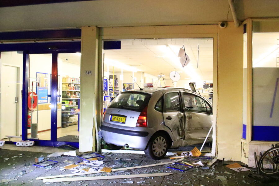 Auto rijdt winkel binnen in Eindhoven; enorme ravage