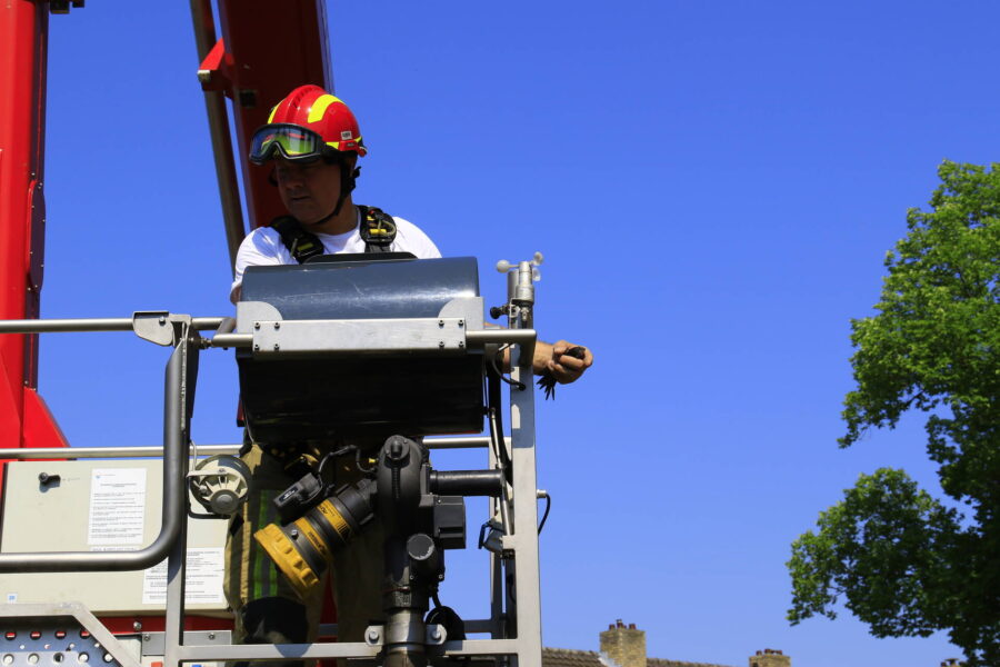 Geldropse brandweer bevrijdt vastzittende vogel onder dak van woning