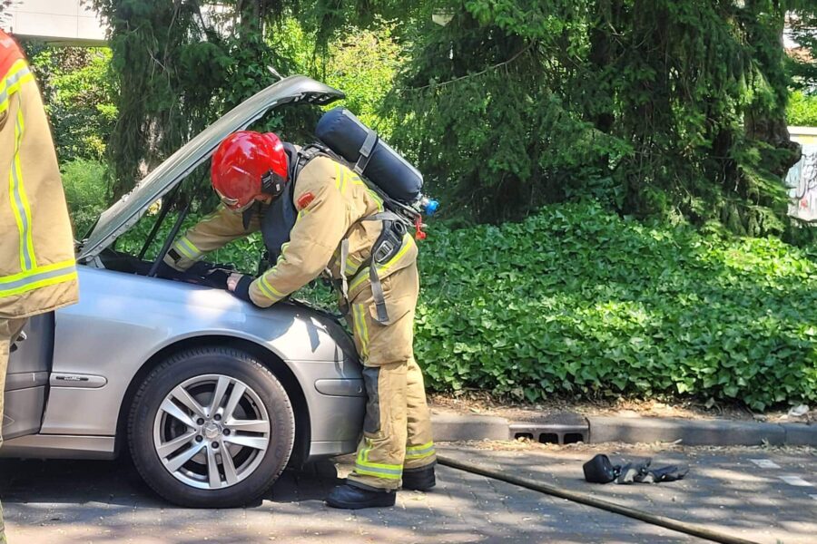 Brandweer Eindhoven controleert auto na brandmelding
