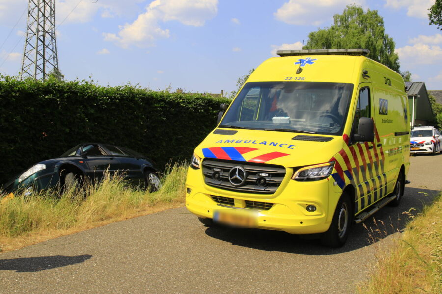 Auto in sloot tijdens keren bij landbouwsluis in Heeze