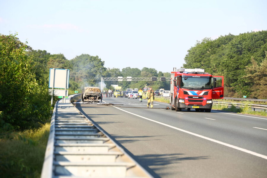 A67 bij Geldrop afgesloten vanwege voertuigbrand