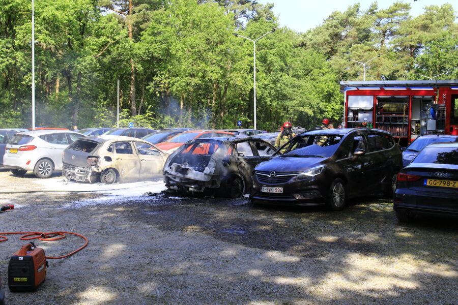 Meerdere voertuigen uitgebrand op parkeerplaats hotel Heeze
