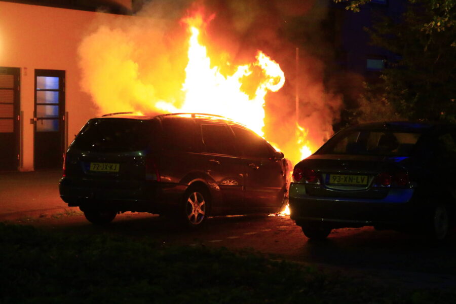 Personenauto in Geldrop door brand verwoest