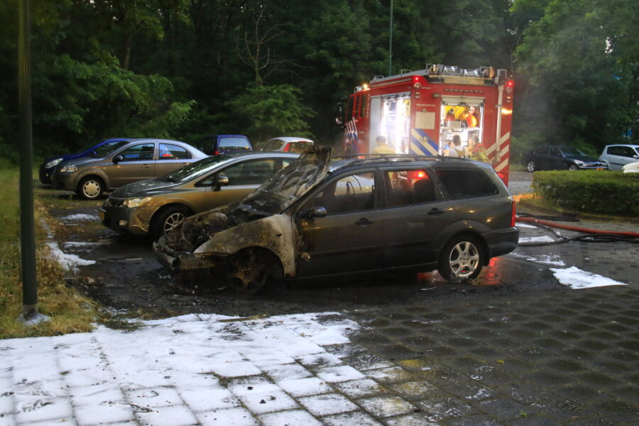 Auto in brand aan de Urkhovenseweg in Eindhoven; brandstichting niet uitgesloten