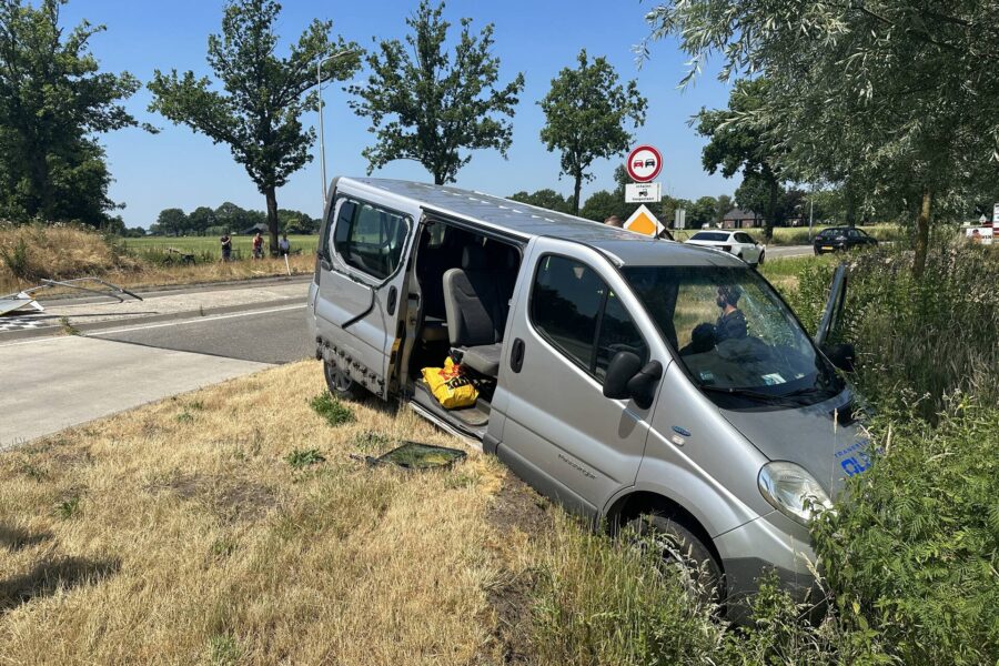 Dronken bestuurder crasht met bus op de N605 in Gemert