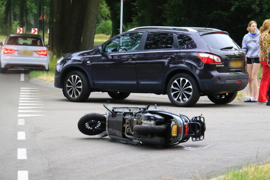 Gewonde na aanrijding tussen scooter en auto in Heeze