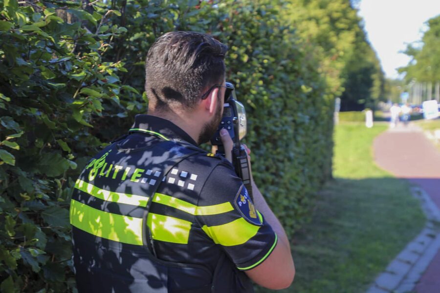 Grote verkeerscontrole in Barneveld; ook de buschauffeur moet blazen