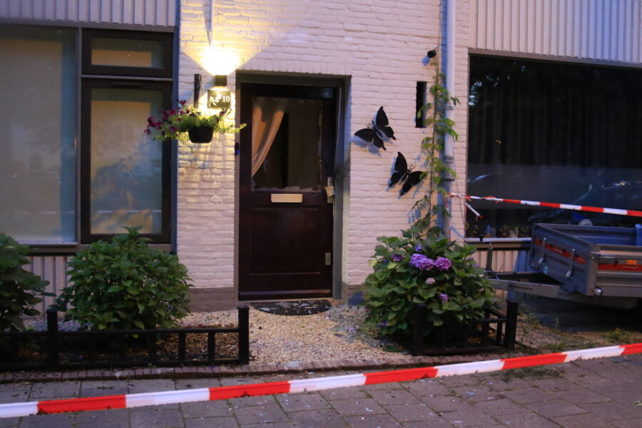 Explosie bij voordeur van woning in Eindhoven