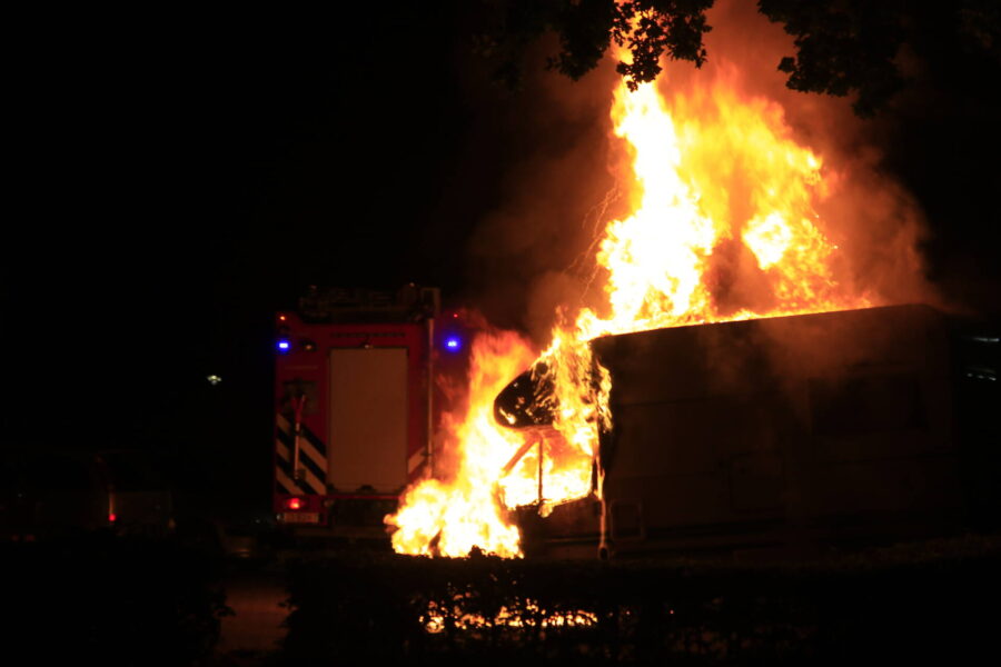 Auto en camper in Geldrop door brand verwoest