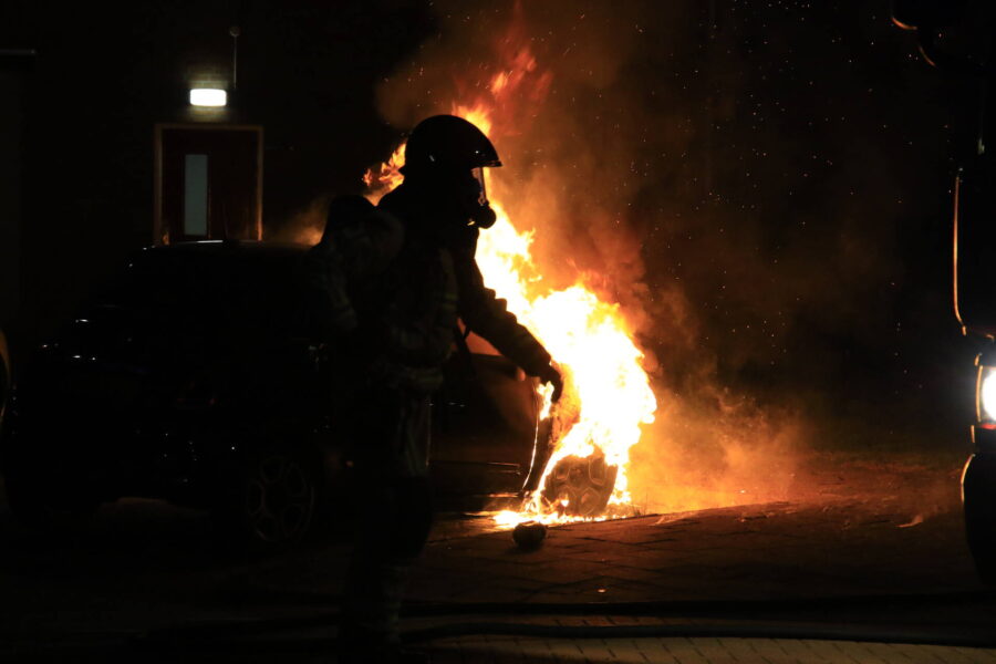 Auto in brand op parkeerplaats in Geldrop