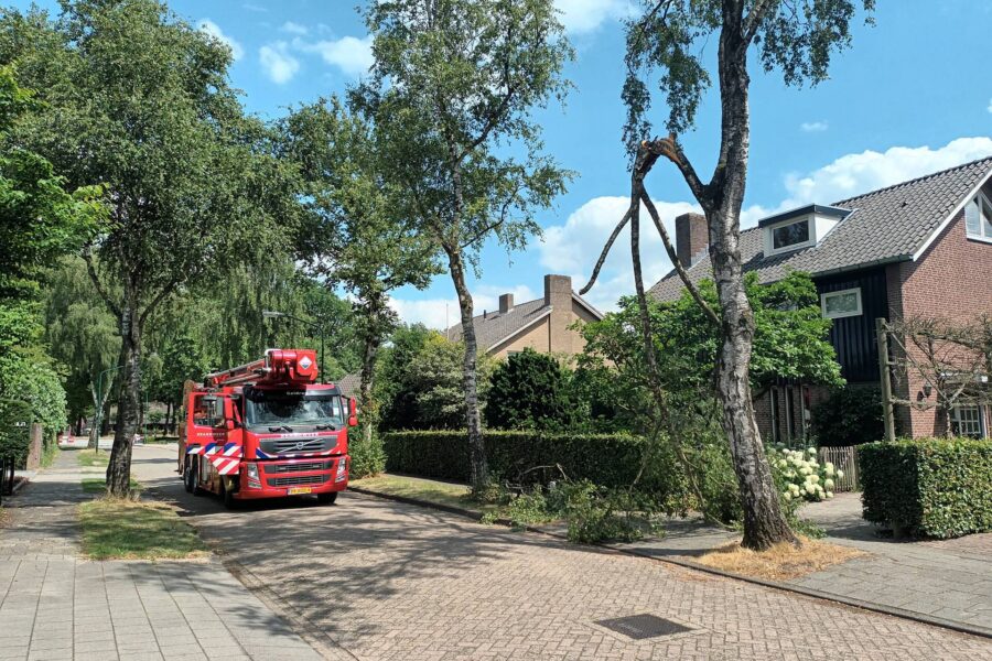 Brandweer in Heeze verwijdert gevaarlijk loshangende tak
