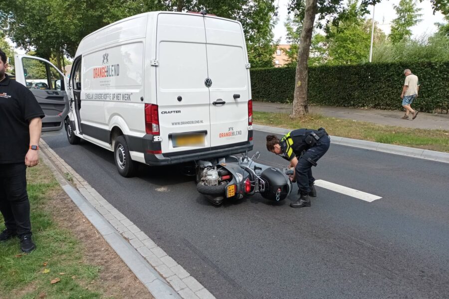Brommer vast onder bestelbus na botsing in Geldrop