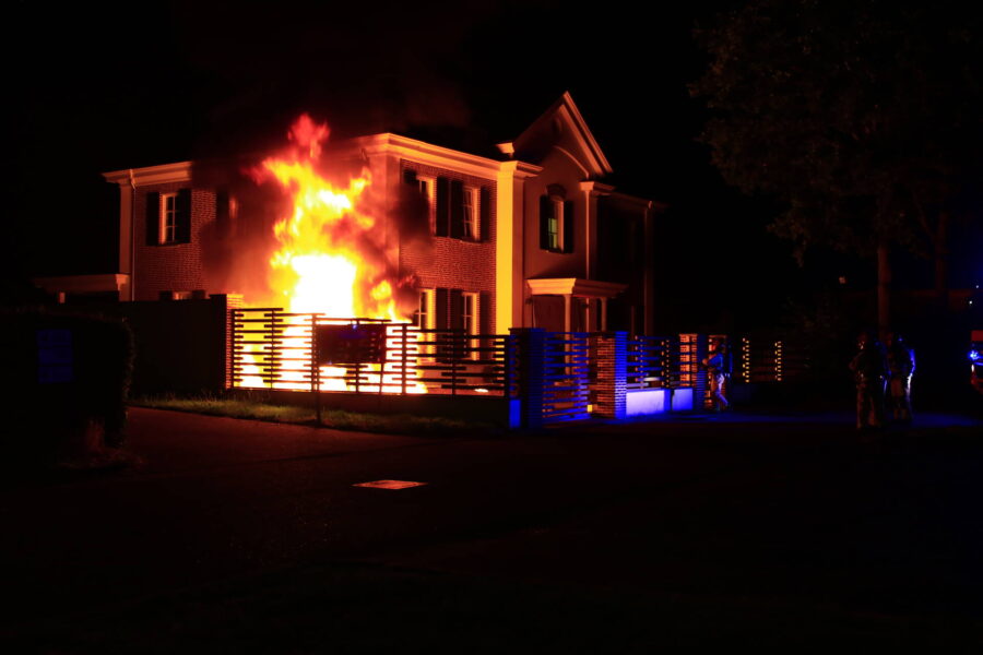 Auto in Geldrop door brand verwoest na explosie