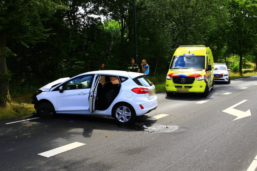 Automobilist raakt van de weg in Nuenen en komt tegen boom tot stilstand