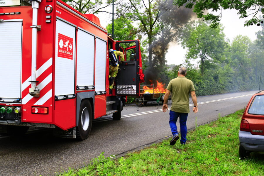 Aanhangwagen met accu’s vliegt in brand aan de Dommeldalseweg in Geldrop