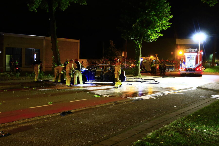 Auto in brand na frontale botsing tegen boom in Eindhoven; twee gewonden